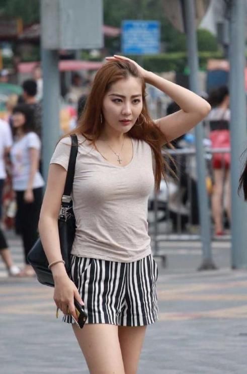 撩弄头发的小姐姐，有一种让人无法抗拒的魔力，满满的女性魅力！