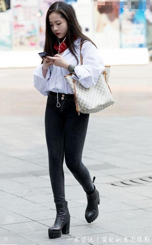 路人街拍，小姐姐笑的好美啊，一袭黑色的长裙，显得很优雅