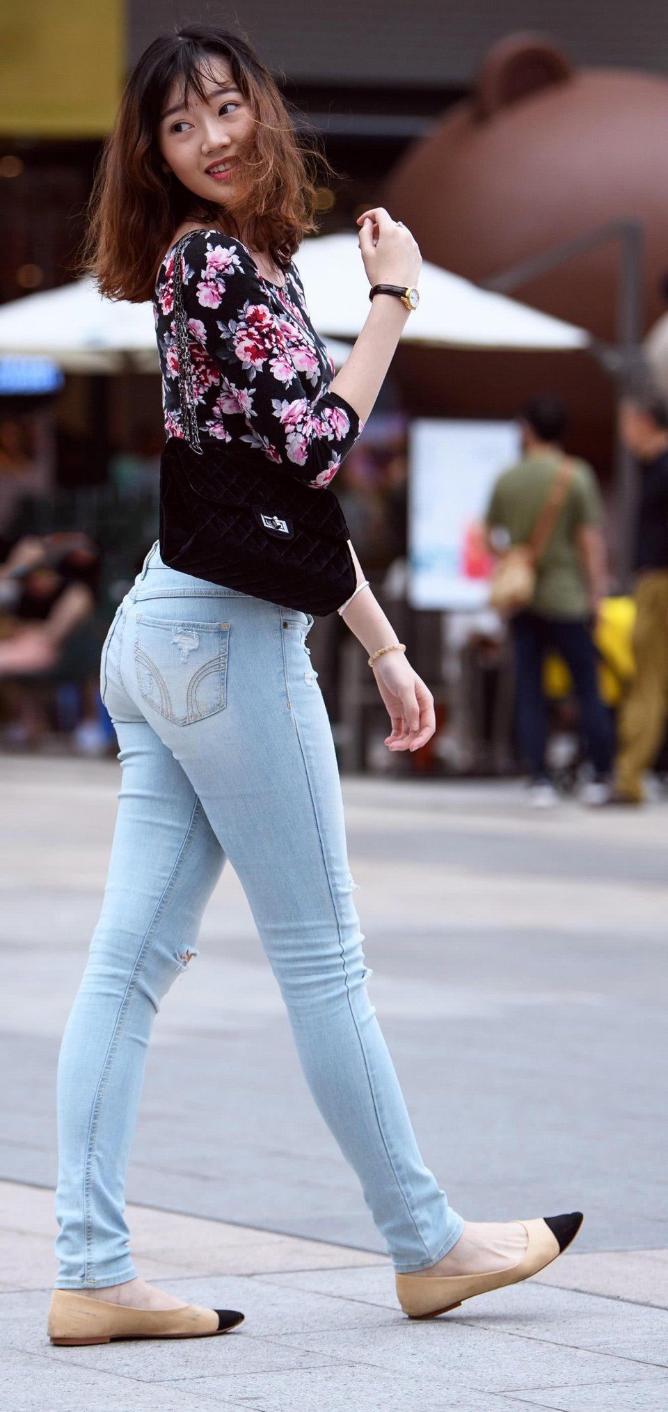 街拍:气质小姐姐紧身牛仔裤穿出微胖感觉，腼腆的笑容很害羞