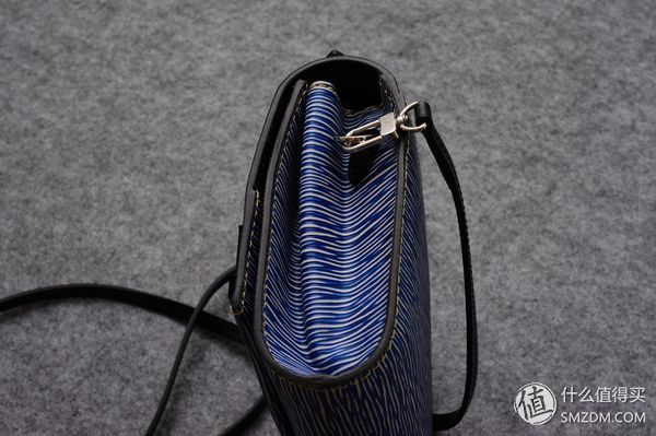 坡县入手,据说是断货配色的LV Clry手袋