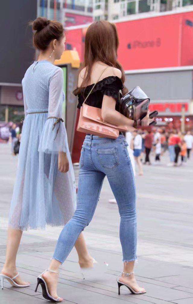 甜美姐妹花淑女裙PK紧身牛仔裤,时尚潮流的穿搭秀出青春时尚美
