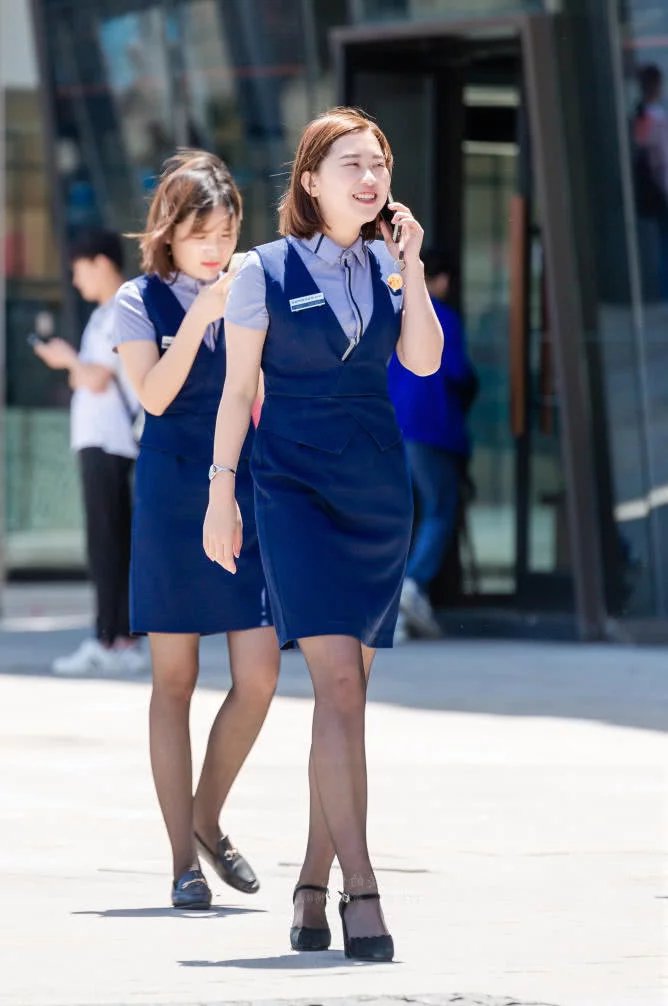 修身穿搭尽显迷人曲线,超薄黑丝袜,不认真看还以为腿真黑呢