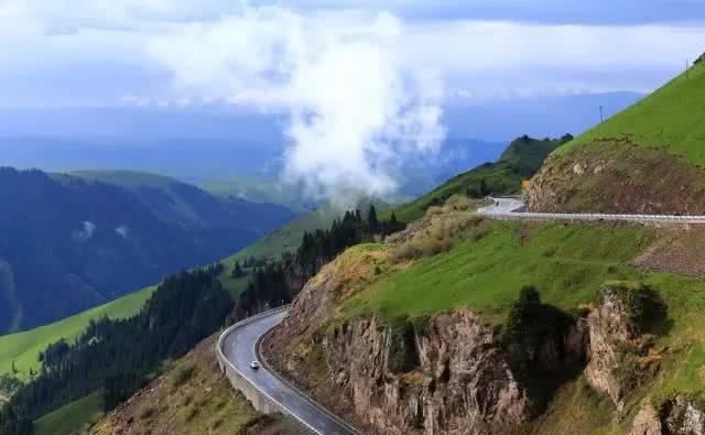 在新疆，有一种旅行，叫公路旅行