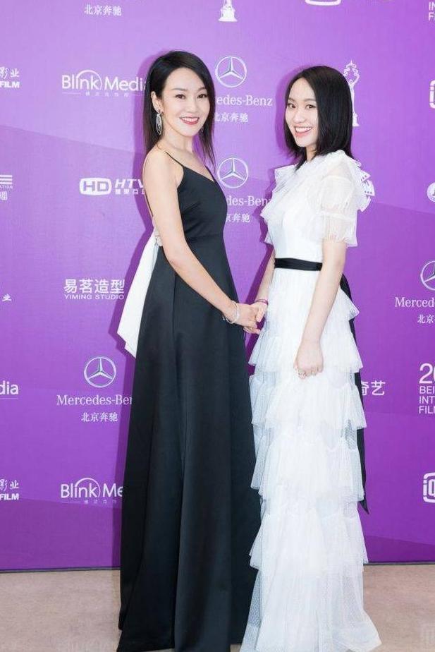 47岁闫妮娇嫩欲滴，同框20岁女儿像是姐妹，网友：真是逆生长