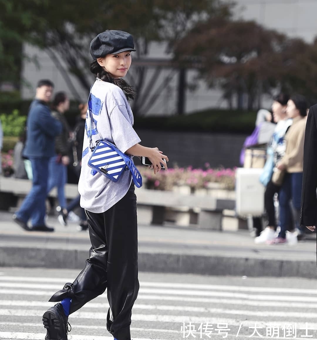 #美女身穿#时尚路人街拍,街头都是穿着时髦的小姐姐