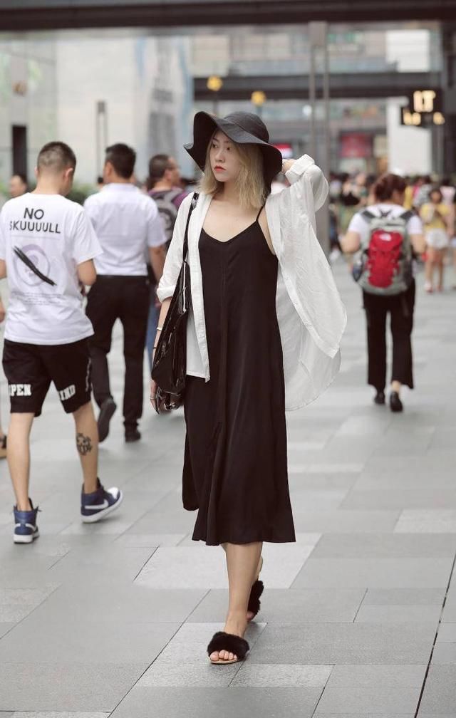 街拍：唯美迷人的打底裤小姐姐秀出清纯好气质，美出新高度