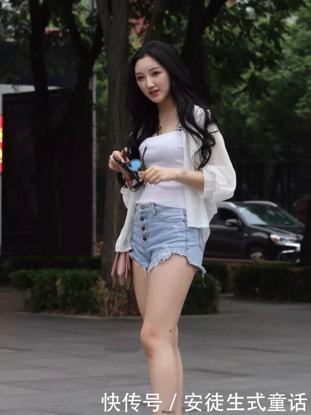  美腿|街拍小姐姐：身材丰腴的美腿性感美女，一笑时眼睛真可爱