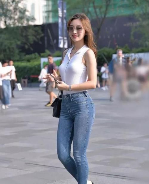 【美女】美女时尚街拍：身材苗条的美女，一条蓝色的连衣裙，时尚大方气质