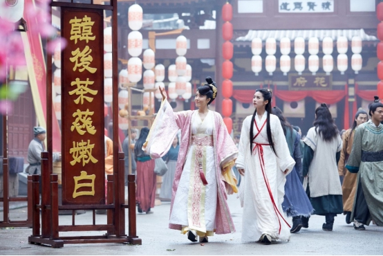 颖儿闻人羽也pick的美容圣物,韩后茶蕊嫩白液畅销《古剑奇谭2》