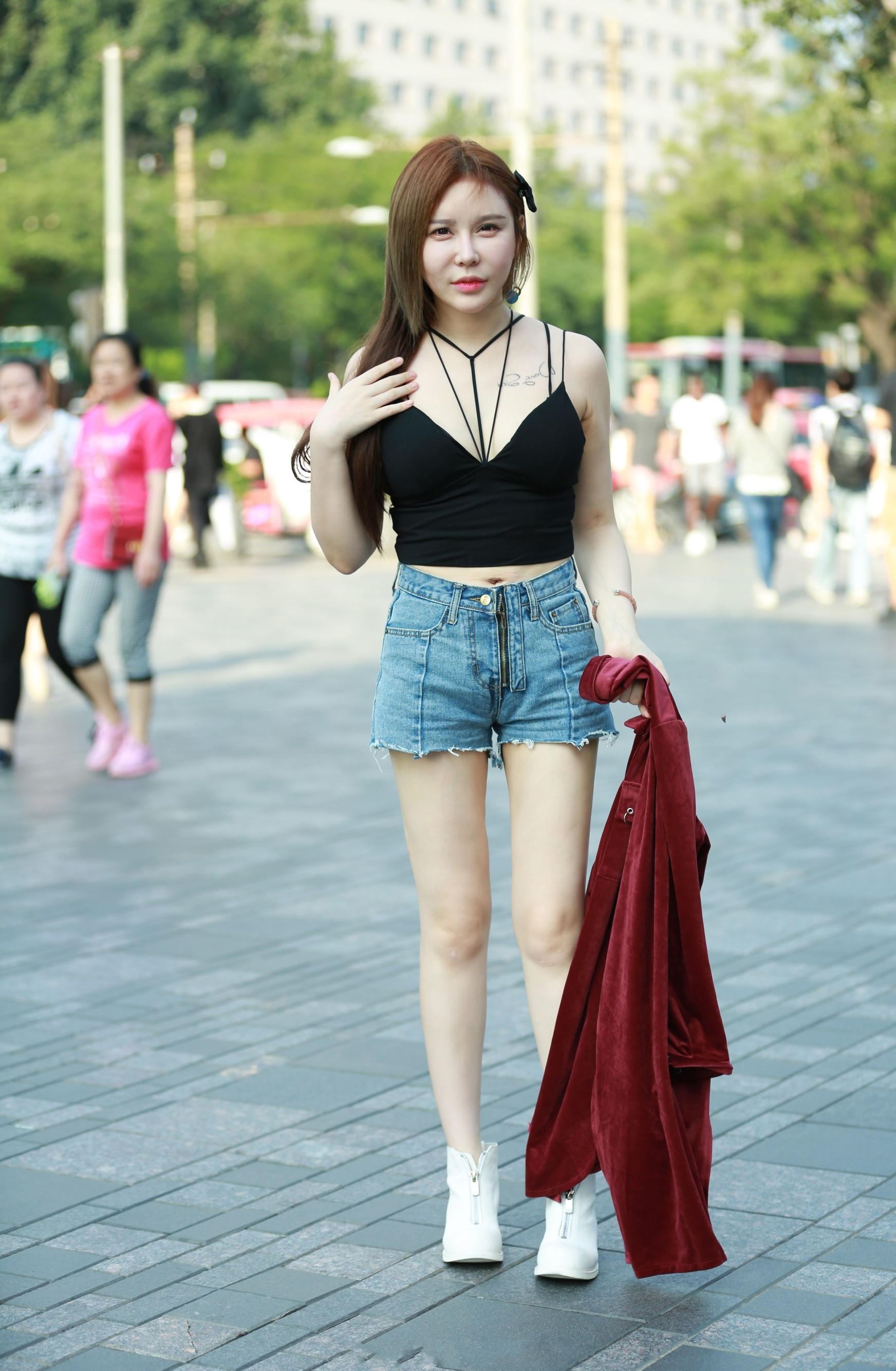 甜美的小姐姐无论身怎么穿搭，甜美的颜值总是那么的讨喜