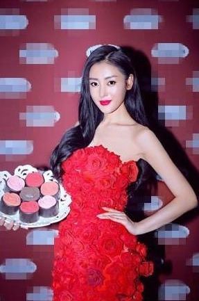 张天爱太拼了！为穿鲜花裙胸都挤变形了，网友：好担心会掉下来！