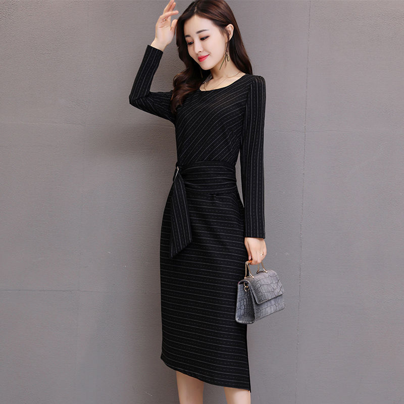 入秋后，流行这样的洋气套装，适合40-55岁女人，美的很出众