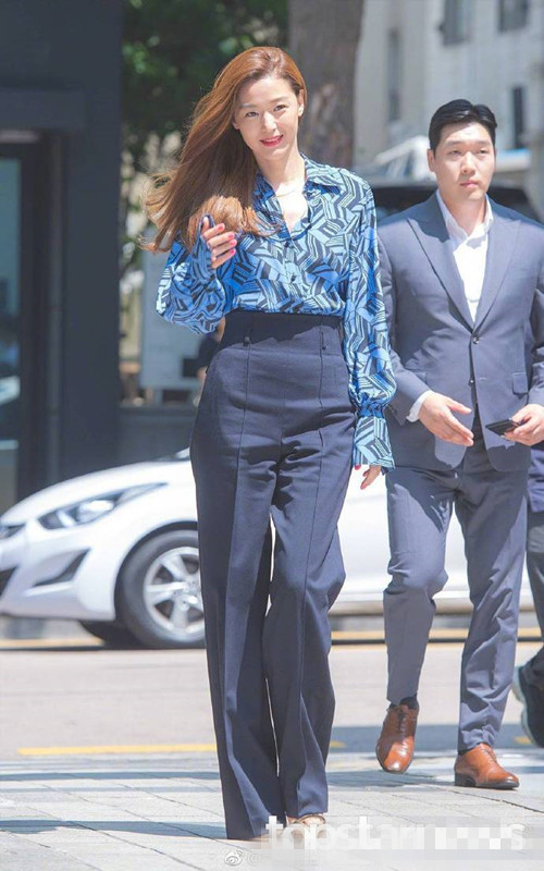 全智贤穿高腰裤不得了,胸以下全都是腿,网友:说她两米我都信!