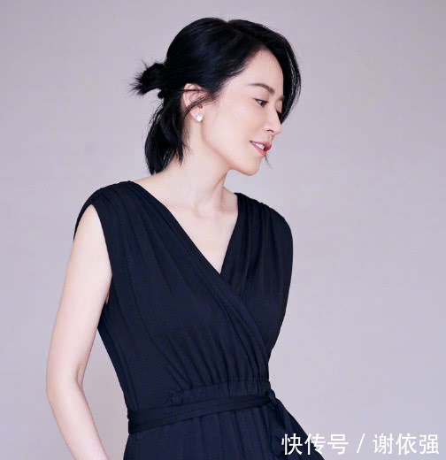 不老女神俞飞鸿快要奔五的人了还能撑得起这条连体的裤子！