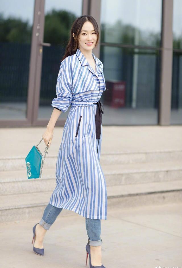 霍思燕身穿条纹衬衫+牛仔裤,气场全开,网友:15cm高跟鞋太抢镜