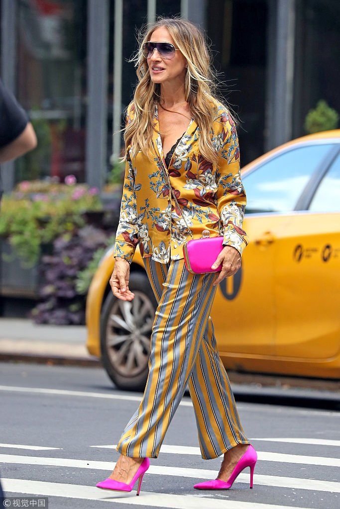 53岁莎拉杰西卡露深V事业线风韵不减 走路带风狂甩金色长发放飞自