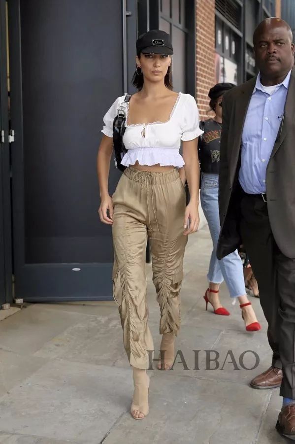 现在的女明星都流行穿这件?适合大胸妹的衣服终于有了!