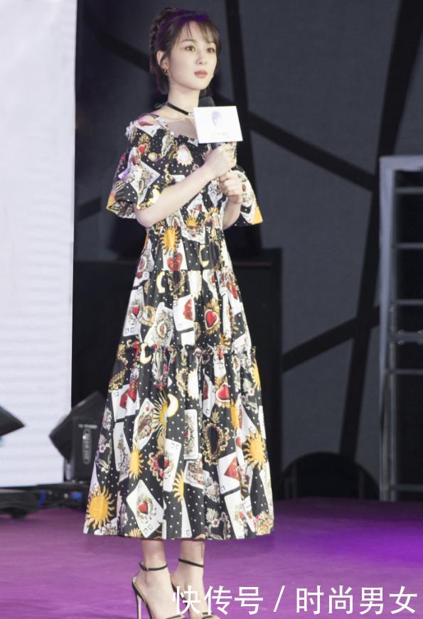 杨紫一身黑现机场，与身旁帅哥亲密耳语，网友：秦俊杰知道吗？