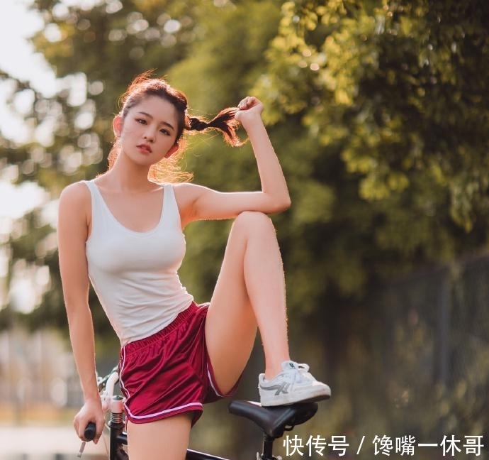  「会显得」街拍能抱得动闺蜜，小姐姐健身效果很显著啊！