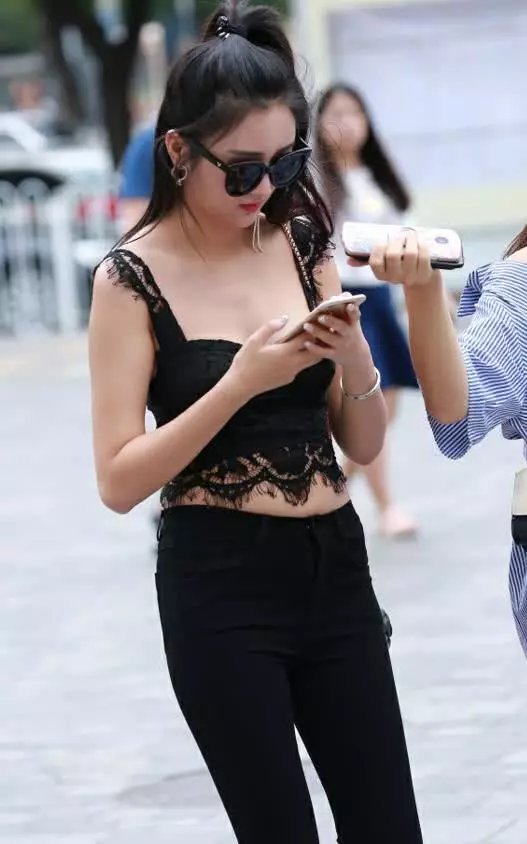 气质御姐黑色蕾丝小吊带魅惑无限，紧身裤小蛮腰斩获粉丝无数，戴