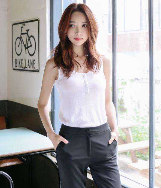 街拍：穿包臀裙的小姐姐，图1小姐姐知性，图2开叉有点高!