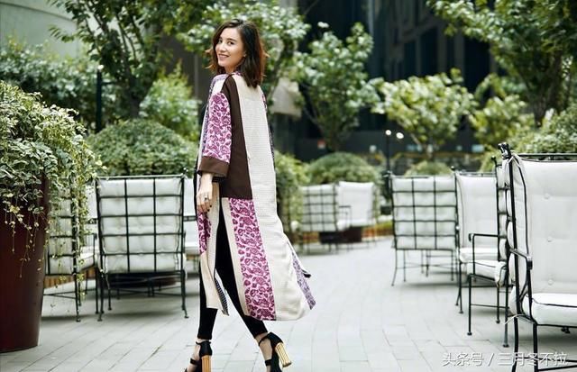 街拍宋佳时尚又霸气，网友:小宋佳坐姿真爷们，我服了