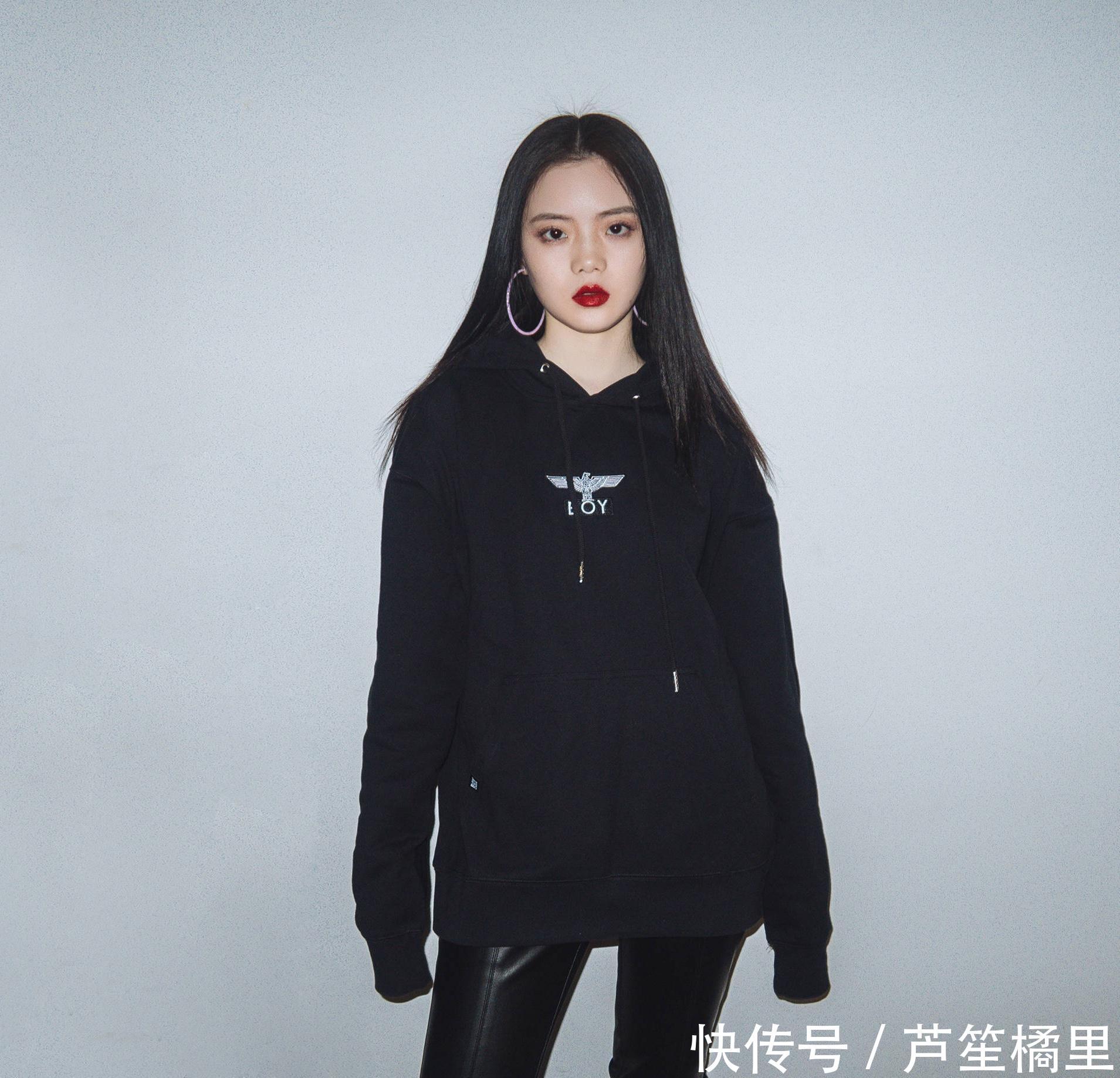 『能体现出女』时髦女生在穿搭上别出心裁,把潮流元素加在传统服装上,很吸睛