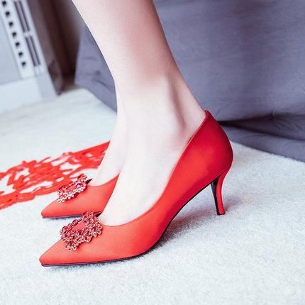 为什么看见别的女生都那么美？首先你得有一双时尚显气质的高跟鞋