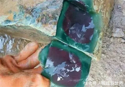  「大叔」农民大叔深山挖出块石头坚称是翡翠，不小心磕掉一块，