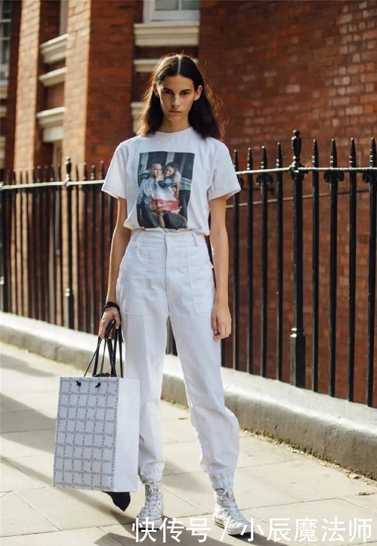  『显瘦』今春火了“工装裤+平底鞋”，时髦帅气又显瘦，明星潮人都上头了