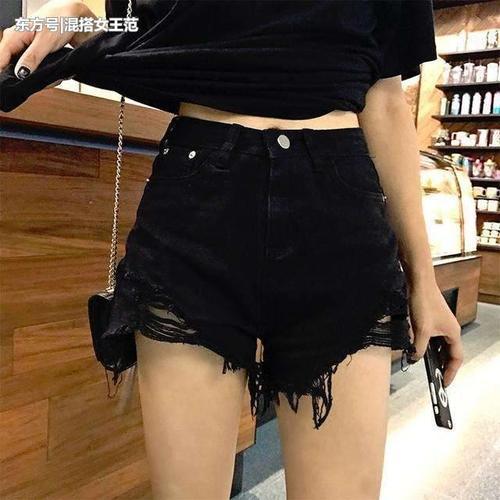 花式秀美腿? 破洞牛仔短裤让你的大腿白里透红再透粉