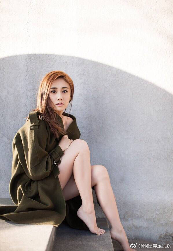 刘芸最新性感写真，一双美腿还光着脚网友;我只注意白嫩美脚丫