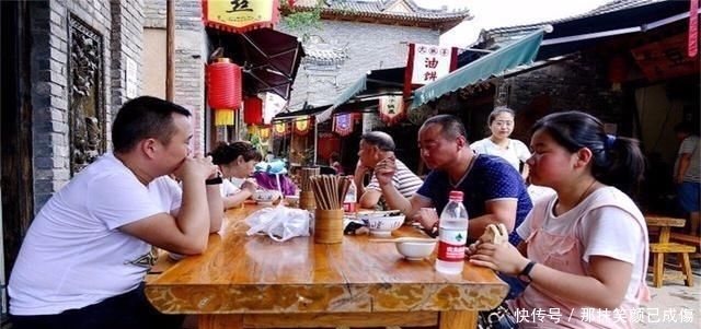 中国又一坑人景区,一碗清汤面要50元,网友:估计要凉了!