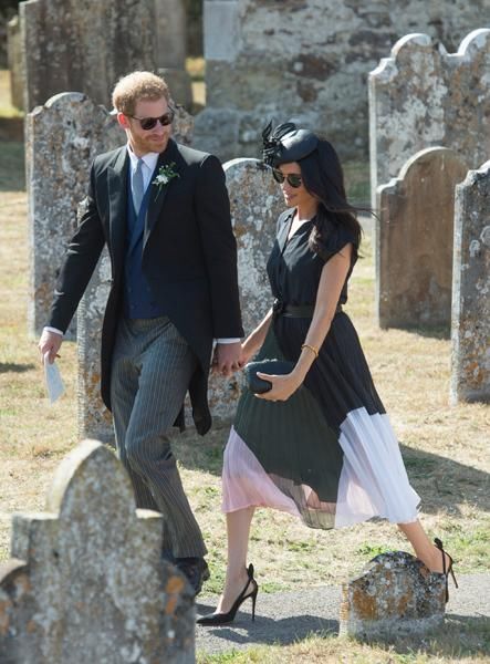 凯特王妃缺席婚礼，梅根抢尽风头唱独角戏，一身黑白装扮尽显时尚