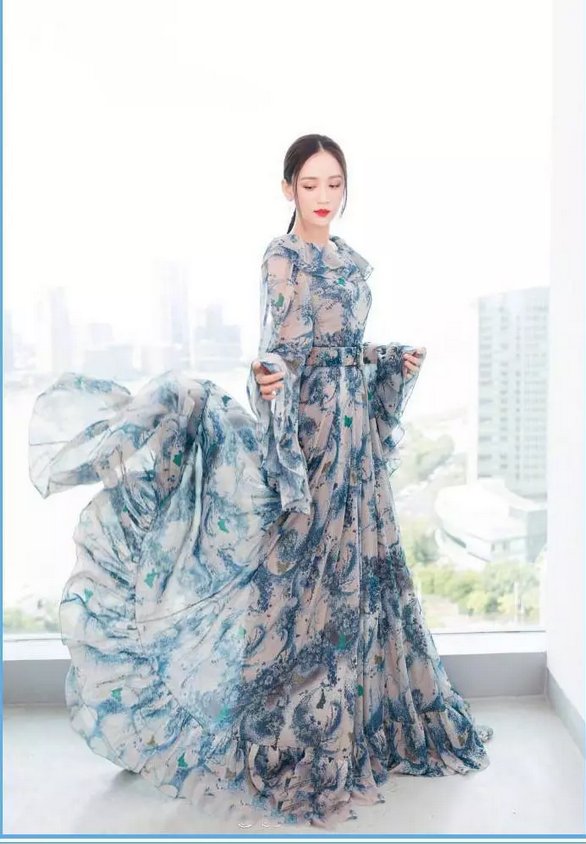 37岁秦岚穿印花裙撞上39岁陈乔恩，网友:女王和村姑差距一目了然