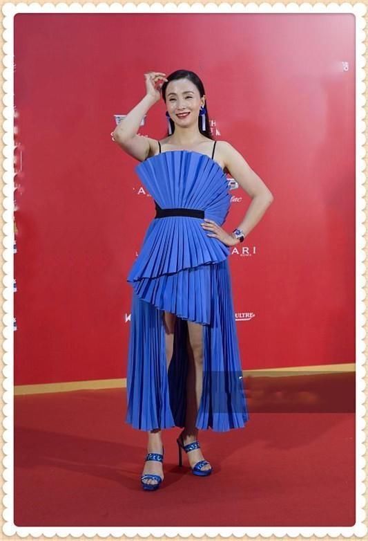 当陶虹与娄艺潇同穿扇子裙，网友：买家秀与卖家秀的差距一目了然