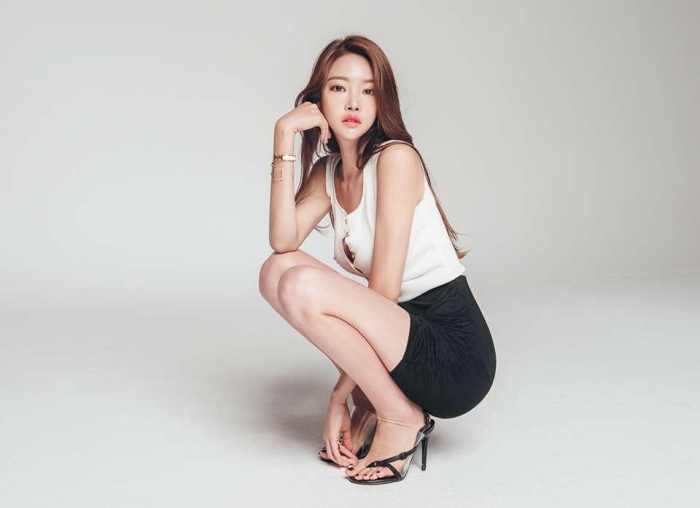 包臀裙配细高跟, 即使没有丝袜的修饰双腿依然美的让人羡慕