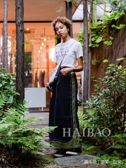 路人街拍：穿黑色吊带仙女裙的小姐姐，秀出美丽香肩十分养眼