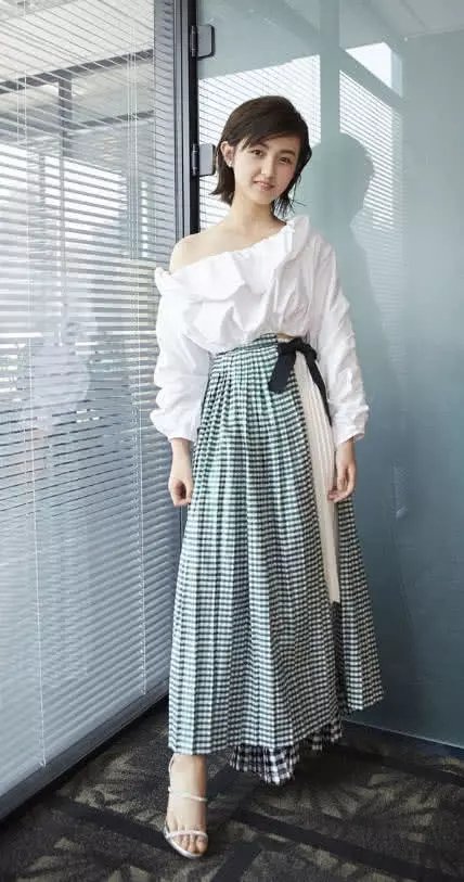 张子枫真“疯”！穿吊带透视裙秀性感，超尬！网友：没救了