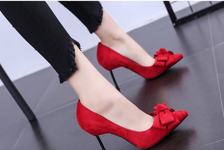 蝴蝶结■高跟鞋:纤细的筷子跟与蝴蝶结结合的高跟鞋