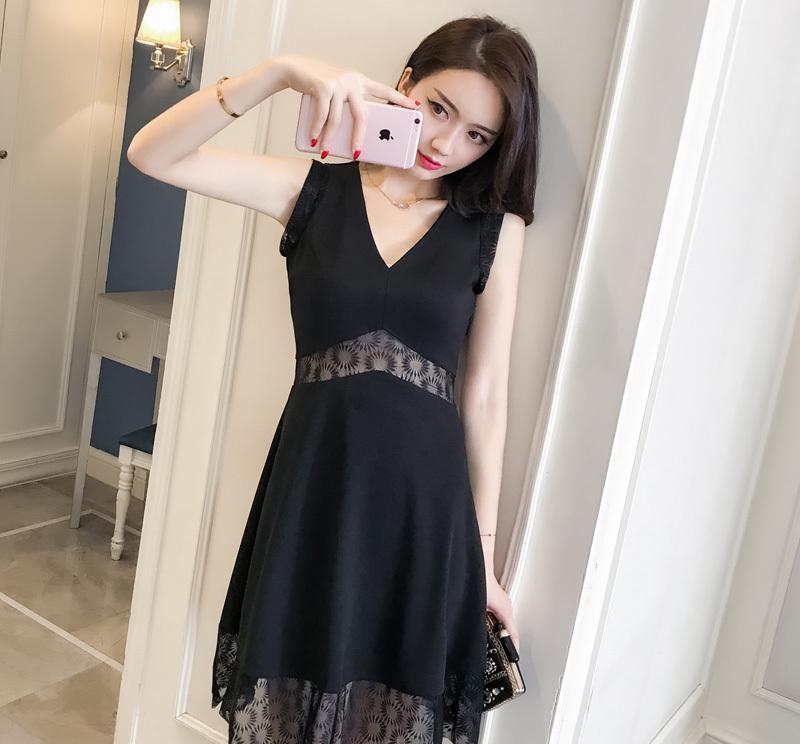 夏天出去玩就得穿这样的连衣裙，迷人有气质，展现窈窕身材