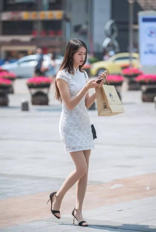  搭配一双@高跟鞋时尚又魅力，穿搭出街彰显出女性的独特韵味