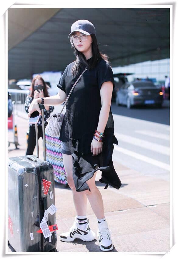 看了王丽坤的短裤，再看看蒋欣，终于明白女明星为何拼命减肥了