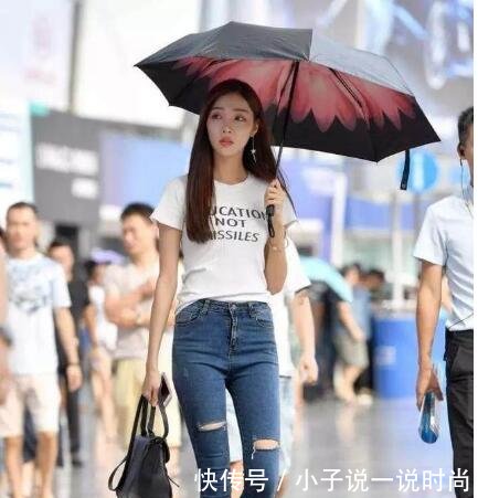 气质小姐姐紧身裤尽显完美身材，隔着屏幕都是女人味