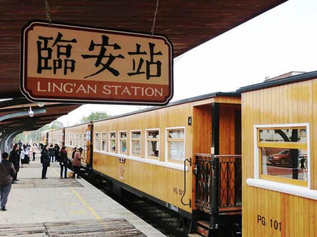 中国最慢的火车，比自行车还慢，却还是一票难求