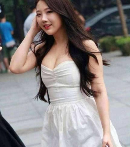 街拍:小姐姐真大胆，吊带长裙真的好性感，图3皮衣美女很自信!