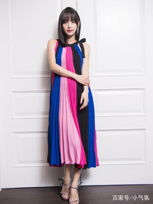 张嘉倪气质太好了，俗气的玫红裙能穿成仙子，哪像两个孩子的妈！