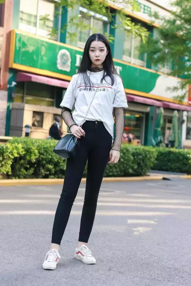 路人街拍,几套轻熟系舒适穿搭,彰显你的轻熟范!