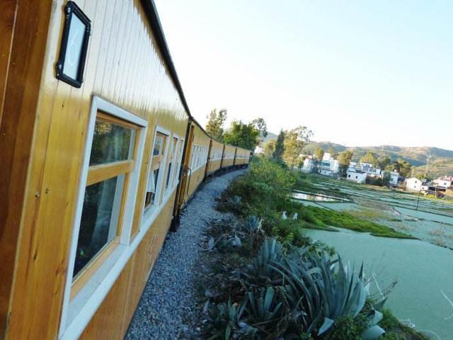 中国最慢的火车，比自行车还慢，却还是一票难求