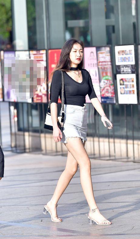 路人街拍，小姐姐身穿白色短袖，非常好看简约，凸显女人魅力格调